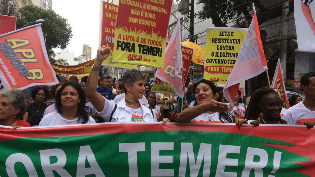 Deputados federais baianos do PT se juntaram a manifestantes no Campo Grande, em Salvador, na tarde desta sexta-feira para pedir a renúncia de Michel Temer; "Estamos na rua e vamos continuar até Temer renunciar, porque o povo não pode mais de sujeitar a esse governo golpista, que não foi eleito e vem destruindo o Brasil", disse o deputado Robinson Almeida (PT); o ato foi organizado pela Frente Brasil Popular, com apoio de centrais sindicais, como CUT e CTB; segundo Aurino Pedreira, presidente do CTB na Bahia, o objetivo da manifestação foi "denunciar os malfeitos de Temer"