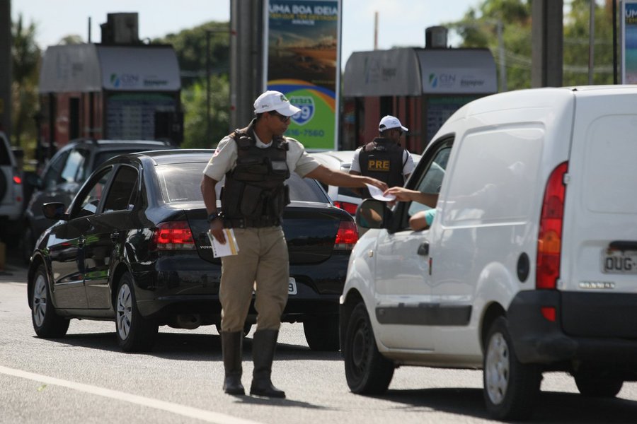 A Polícia Militar da Bahia (PMBA) registrou redução no número de mortes nas rodovias estaduais durante a 'Operação Círio Pascal 2017', finalizada na manhã desta segunda-feira; os 25 acidentes de trânsito registrados deixaram 15 vítimas com ferimentos leves, sete com ferimentos graves e cinco vítimas fatais; este último dado representa uma redução de aproximadamente 17% em comparação com 2016; no período, a PM abordou 7.809 pessoas e 5.625 veículos; foram autuados 893 veículos e retidos outros 46, além do recolhimento de 12 Carteiras Nacionais de Habilitação (CNH) e de 21 Certificados de Registro e Licenciamento de Veículo