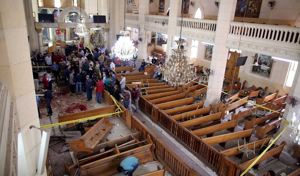 Pelo menos 22 pessoas morreram e 40 ficaram feridas após explosões ocorridas dentro de duas igrejas coptas (vertente do cristianismo) no Egito; os fiéis foram atingidos no momento em que participavam de uma missa em comemoração ao Domingo de Ramos, celebração que marca o início da Semana Santa; explosões ocorrem a vinte dias da primeira viagem do papa Francisco ao Oriente Médio