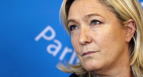 Candidata da Frente Nacional à presidência da França, Marine Le Pen, disse em entrevista nesta segunda-feira, 27, que se o seu plano de tirar a França da zona do euro for rejeitado pelos franceses ela irá renunciar; para Le Pen, permanecer com a moeda única é escolher "o modelo de governança imposto pela União Europeia"; a candidata disse ainda que a sua vitória significaria "a morte da UE, o fim da globalização selvagem e o desmascaramento do multiculturalismo"