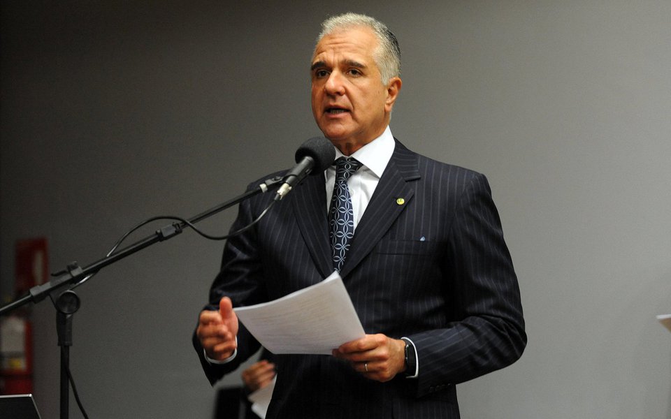 O deputado federal e ex-secretário estadual de Transportes do Rio de Janeiro (entre 2007 e 2014), Júlio Lopes, recebeu pelo menos R$ 600 mil em dinheiro da Odebrecht em 2014, segundo dois ex-executivos da empreiteira; em troca, o deputado, que votou a favor do impeachment de Dilma Rousseff, alegou à empresa que teria defendido seus interesses em obras do governo do Estado