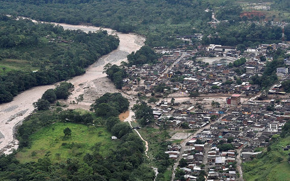 Enchentes e deslizamentos de terra na cidade colombiana de Mocoa jogaram uma enxurrada de água e destroços sobre casas nas primeiras horas de sábado, matando 254 pessoas e ferindo centenas; presidente colombiano, Juan Manuel Santos, voou para Mocoa, que tem uma população de 345.000, para acompanhar os esforços de resgate e falar com as famílias; "Faremos todo o possível para ajudá-los", disse Santos 