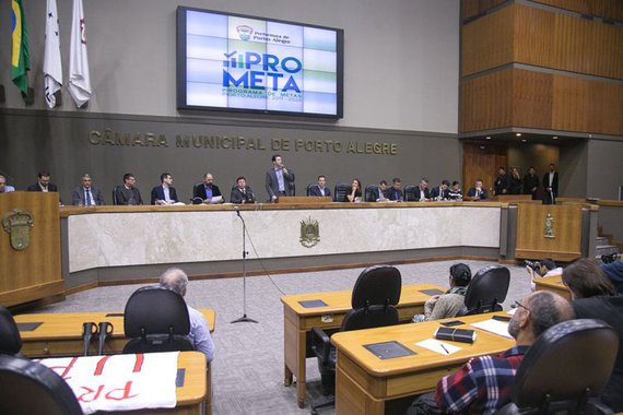 Nelson Marchezan Jr. (PSDB) confirmou para a Câmara de Vereadores de Porto Alegre, na noite desta terça-feira (02), que o pagamento dos salários de servidores municipais será atrasado; “Nós não estamos ameaçando atrasar salário. Isto é um fato. Fernanda, eu lamento, não é uma opção”, afirmou o prefeito se dirigindo à vereadora Fernanda Melchionna (PSOL), líder da oposição, que levantou a questão. “Vai atrasar o salário e se nós aprovarmos tudo na Câmara de Vereadores – tudo – talvez, a gente pague o salário atrasado. Porque atrasar vai. Se nós não aprovarmos alguma coisa aqui, nós não vamos pagar o salário. Esse é um fato que eu não posso mudar. Não fui eu que criei esse fato”