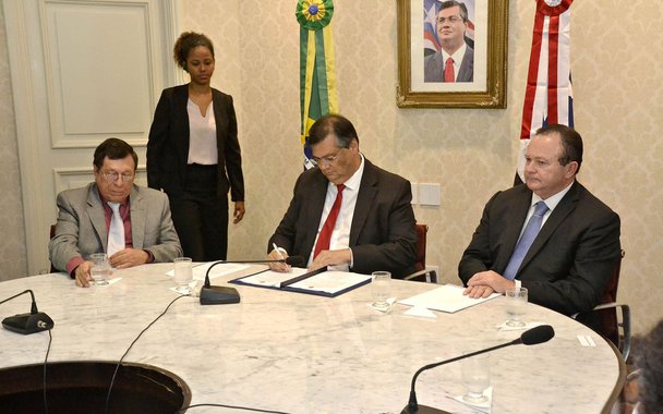 O Governo estadual e o MPT-MA assinaram termo de ajuste de conduta (TAC) que assume o compromisso de criar o programa estadual de enfrentamento ao trabalho em condições análogas às de escravo; a solenidade é um marco histórico no Brasil, pois esta é a primeira vez que esse tipo de acordo é celebrado entre um executivo e o MPT, segundo o governo; o TAC prevê a criação do programa estadual para assegurar, sobretudo, que os trabalhadores libertados não voltem a ser escravizados. Além disso, presume política de mobilização, prevenção e reinserção social das vítimas da exploração de ações voltadas às políticas públicas articuladas de educação, saúde, assistência social, trabalho, emprego e renda, promoção de acesso à terra, educação de jovens e adultos e profissionalizante