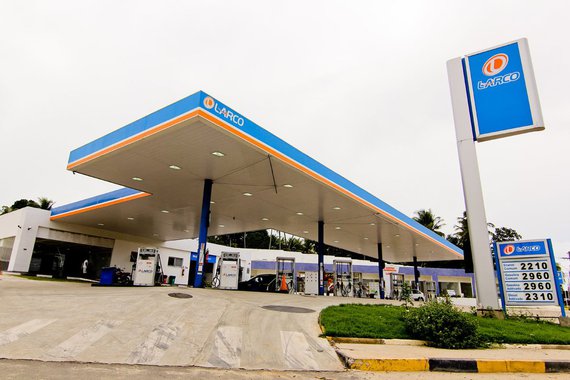 A atuação de poderosas marcas brasileiras e estrangeiras criou a imagem de que postos sem bandeira, ou seja, aqueles que não são vinculados a nenhuma grande rede, comercializam combustível adulterado em razão de oferecerem preços mais baixos ao consumidor final. Os últimos acontecimentos, porém, revelaram casos de adulteração em revendedores de marcas famosas