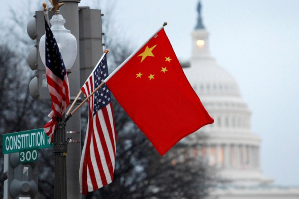Bandeiras da China e dos Estados Unidos em poste de Washington por ocasião de visita de autoridade chinesa 18/01/2011 REUTERS/Hyungwon Kang