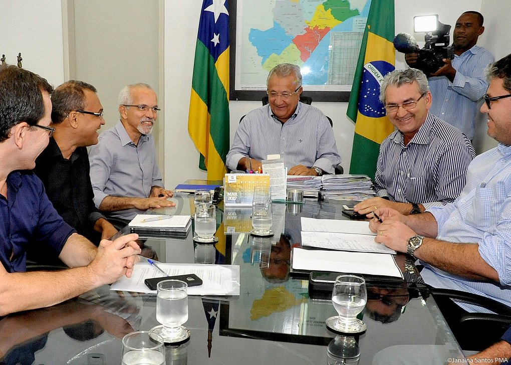 A ampliação dos serviços de alta complexidade em saúde pública prestados pelo Hospital Cirurgia e a melhoria do atendimento na unidade de saúde foram temas do encontro do prefeito Edvaldo Nogueira com o governador Jackson Barreto; os secretários da Saúde André Sotero (de Aracaju) e Almeida Lima (do Estado) e os novos dirigentes do hospital também participaram da reunião; o prefeito ressaltou que a administração municipal tem realizado, rigorosamente em dia, todos os pagamentos ao Cirurgia; “Eu e o governador Jackson Barreto já tínhamos discutido que era fundamental que o Estado e a Prefeitura se juntassem num pacto pela construção de uma saúde de qualidade para a população de Aracaju", disse Edvaldo