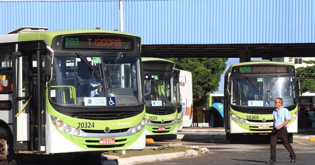 Como resultado do acordo que levará o Estado a custear 100% do Passe Livre Estudantil e do Passe Escolar, anunciado nesta quarta-feira pelo governador Marconi Perillo, as empresas de transporte coletivo se comprometeram a fazer os investimentos necessários na melhoria do sistema; o primeiro é a implantação e manutenção das câmeras de monitoramento do Eixo Anhanguera, para aumentar a segurança dos usuários do Eixo Leste-Oeste; “As empresas se comprometeram com o Governo de Goiás a absorver os custos das passagens e a fazer os investimentos na melhoria da qualidade do transporte coletivo”, afirmou o governador