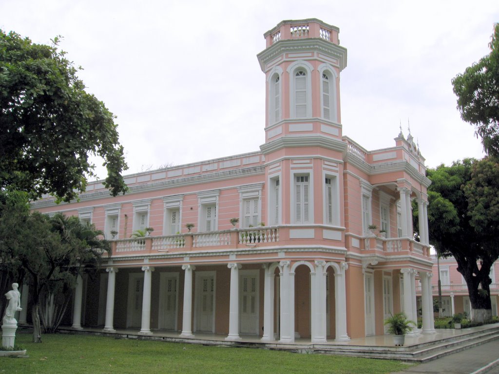 Governo do Estado e a Universidade Federal do Ceará lançaram nesta segunda (22) edital para uma turma exclusiva no curso de Mestrado Profissional em Ensino de Ciências e Matemática. O processo de seleção ofertará 30 vagas destinadas aos professores efetivos e detentores de função da rede pública estadual de ensino da capital e do interior, que terão a pós-graduação financiada