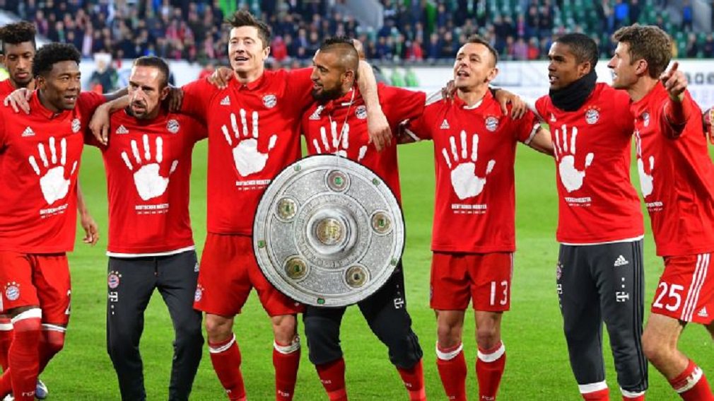 O Bayern de Munique conquistou no sábado o quinto título seguido do Campeonato Alemão, um recorde, ao golear o Wolfsburg por 6 a 0 e abrir dez pontos de vantagem sobre o vice-líder, com três rodadas para o fim da competição; a equipe da região da Bavária, que já ganhou 27 títulos alemães, chegou a 73 pontos, com o Leipzig em segundo lugar, com 63, depois de um empate sem gols contra o Ingolstadt