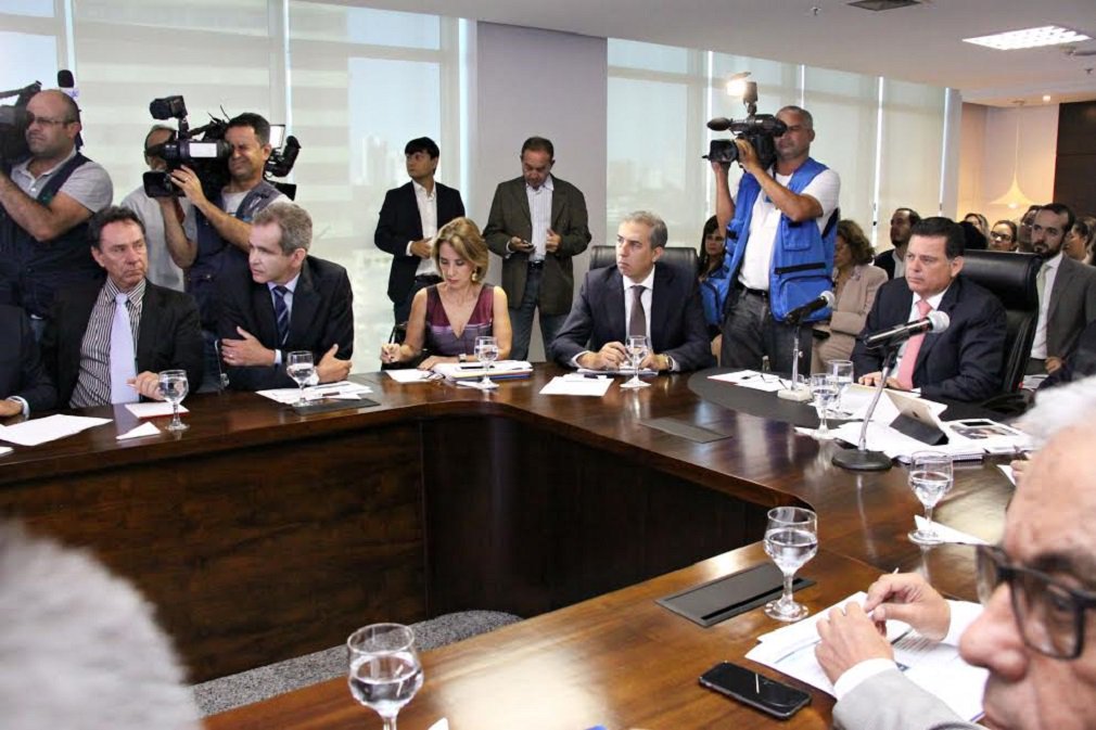 O estado de Goiás avançou três posições no ranking de escolaridade média, de 13º lugar para 10º lugar, à frente dos vizinhos Mato Grosso e Mato Grosso do Sul, subindo de 7,6 para 8,1 anos de estudos; a taxa de analfabetismo caiu de 7,7% para 6,1%; no ensino superior, Goiás subiu da 13ª para a 7ª posição na proporção de jovens com curso universitário – atualmente, 18,6% dos jovens goianos têm nível superior – e ainda, reduziu a quantidade de jovens “nem-nem”, ou seja, aqueles que não estudam nem trabalham; indicadores da Educação foram destaque no início desta semana na reunião do Programa Goiás Mais Competitivo e Inovador (GMCI), ocasião em que a Secretária Raquel Teixeira apresentou avanços da área em Goiás