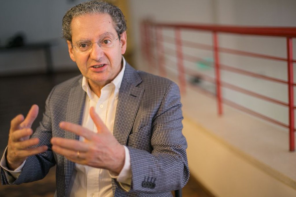 Professor português Licínio Lima, catedrático da Universidade de Minho, em Portugal, ministrou a aula inaugural do curso de formação continuada “Gestão democrática: da avaliação ao planejamento participativo nas escolas estaduais do Rio Grande do Sul”; segundo ele, “a escola não foi criada, não foi inventada, não foi construída socialmente para ser uma organização democrática. E, portanto, nós hoje temos um problema que nós próprio criamos”; “Construímos uma organização muito mais do tipo hierárquico, tradicional, fechado, produtivista, muito influenciado, no final do século 19, pelo modelo industrial, fabril, e hoje esse modelo apresenta muitos problemas”; “Estamos com um modelo que não dá conta dos desafios da educação em termos democráticos”
 