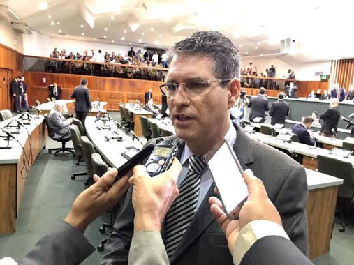 Está em tramitação na Assembleia Legislativa, projeto de lei de autoria do deputado estadual Francisco Júnior (PSD) que obriga todos os funcionários públicos, estagiários e prestadores de serviço no estado de Goiás a utilizarem crachá de identificação; projeto determinar que o crachá seja colocado e lugar visível e tenha informações que permitam a identificação do usuário