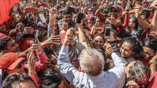 Em ato na cidade de Picos, no Piauí, onde foi homenageado, o ex-presidente Lula voltou a falar sobre seu retorno à presidência e a criticar o desmonte praticado pelo governo Temer; "O que eles estão fazendo agora é regredir a economia. Todo dia anunciam um corte. E não é corte do banqueiro, é do trabalhador", afirmou; "Hoje dizem que a transposição custou caro, para atender 12 milhões. O Temer gastou 14 Bi só pra convencer 260 deputados a mantê-lo no poder", alfinetou ainda o peemedebista; ele enumerou dezenas de ações de seu governo no Nordeste e defendeu novamente que o "pobre tem que entrar na economia"