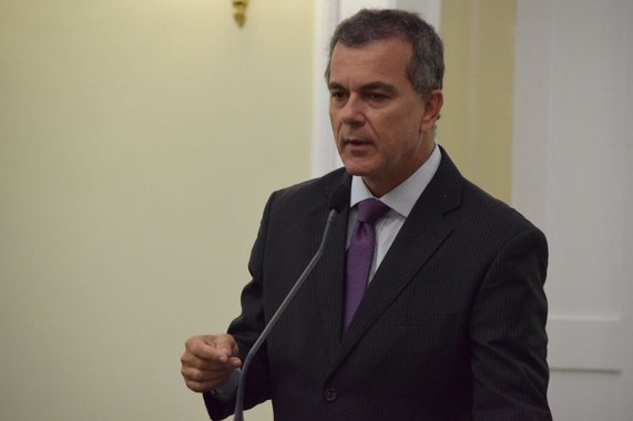 
A permanência de Michel Temer (PMDB) no poder irrita até membros do próprio partido; vergonha, dizem alguns; outros chamam o presidente de mentiroso, entre outros adjetivos; uma das melhores classificações foi está: “Só vai piorar a vida dos que mais necessitam, gerar mais desemprego, menos consumo, menos investimentos... Será uma hecatombe social”, prevê o deputado estadual Ronaldo Medeiros (PMDB-AL); ele acrescenta, ainda, que "o brasileiro, que já não estava acreditando na política, vai passar a ter aversão e isso não é bom, pois haverá uma generalização”
