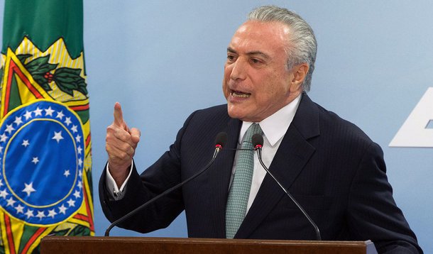 A imprensa francesa destaca nesta sexta-feira (19) a frágil situação de Michel Temer após as revelações do empresário Joesley Batista, dono do frigorífico JBS; jornal Le Monde diz que em seu pronunciamento, "Temer parecia encarnar o crepúsculo da velha elite de Brasília, arrastada pela Operação Lava Jato"; "Citado em outros casos de corrupção, Temer corre o risco de ser engolido pelas novas acusações de entraves à Justiça", afirma o diário especializado em economia Les Echos