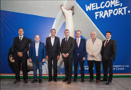 Executivos da empresa alemã Fraport, que será responsável por administrar o aeroporto Pinto Martins, foram recebidos pelo governador Camilo Santana (PT) e pelo prefeito Roberto Cláudio (PDT) nesta segunda (24), no Palácio da Abolição. Durante o encontro, ficou definida a criação de um grupo de trabalho para ajudar a concessionária no que for necessário. "Precisamos estar juntos, em parceria, o poder público e a iniciativa privada, para tirarmos bons frutos para o Ceará e para nossa capital", destacou Camilo