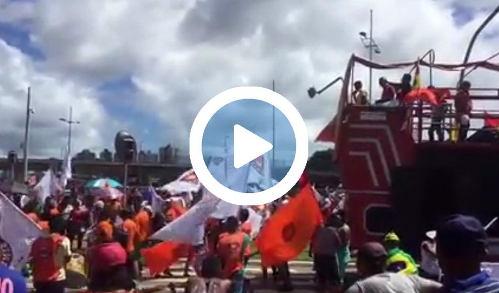 Povo conhecido por sua criatividade, os baianos fizeram uma paródia da música 'Santinha', de Leo Santana, para 'homenagear' Michel Temer em manifestação no Iguatemi nesta sexta-feira, em Salvador; na versão para o protesto, a letra foi alterada para 'Michel Temer perdeu o juízo/ Parece que está sem noção/ Essa PEC é um prejuízo/ É um golpe com a nossa nação'