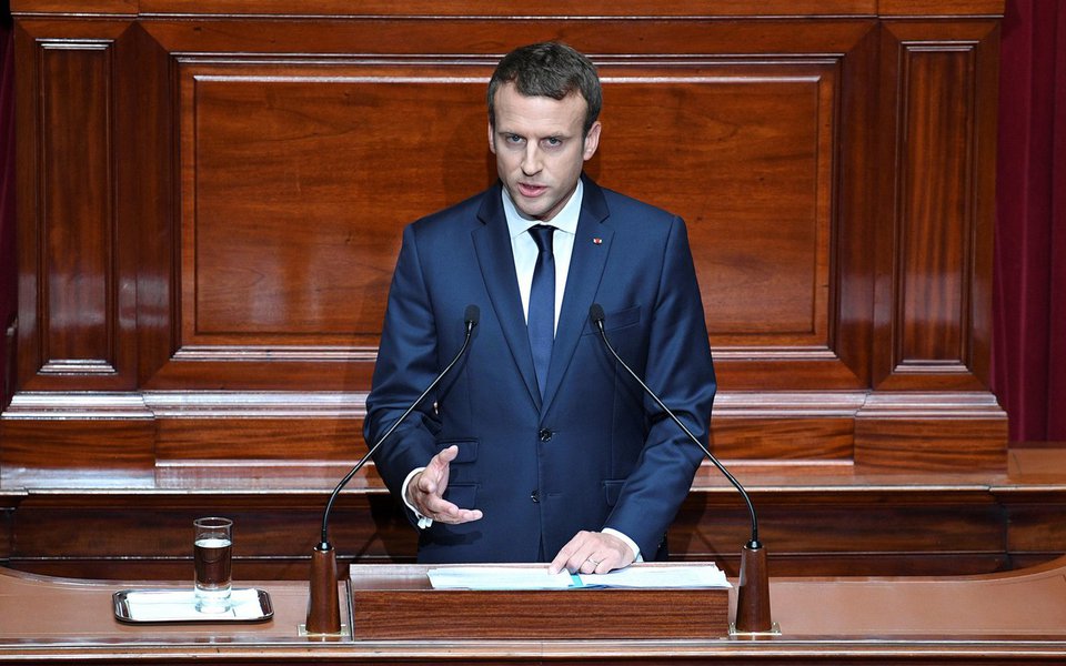 Pesquisa do instituto Harris Interactive, realizado com 994 pessoas, aponta que 62% dos franceses estão insatisfeitos com o governo do presidente Emmanuel Macron, que acaba de completar os primeiros cem dias no cargo, enquanto 37% se dizem contentes com a atual gestão; 29% dos entrevistados se mostraram totalmente insatisfeitos com Macron e 33%, "bem insatisfeitos"; apenas 7% se disseram muito contentes com o início da gestão e 30%, "bem satisfeitos"