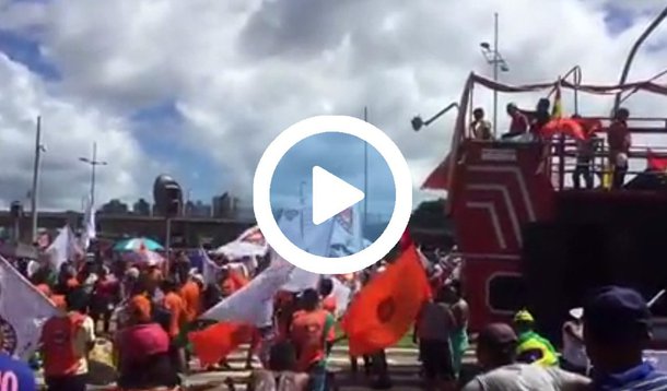 Povo conhecido por sua criatividade, os baianos fizeram uma paródia da música 'Santinha', de Leo Santana, para 'homenagear' Michel Temer em manifestação no Iguatemi nesta sexta-feira, em Salvador; na versão para o protesto, a letra foi alterada para 'Michel Temer perdeu o juízo/ Parece que está sem noção/ Essa PEC é um prejuízo/ É um golpe com a nossa nação'