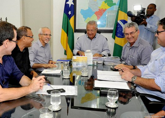 A ampliação dos serviços de alta complexidade em saúde pública prestados pelo Hospital Cirurgia e a melhoria do atendimento na unidade de saúde foram temas do encontro do prefeito Edvaldo Nogueira com o governador Jackson Barreto; os secretários da Saúde André Sotero (de Aracaju) e Almeida Lima (do Estado) e os novos dirigentes do hospital também participaram da reunião; o prefeito ressaltou que a administração municipal tem realizado, rigorosamente em dia, todos os pagamentos ao Cirurgia; “Eu e o governador Jackson Barreto já tínhamos discutido que era fundamental que o Estado e a Prefeitura se juntassem num pacto pela construção de uma saúde de qualidade para a população de Aracaju", disse Edvaldo