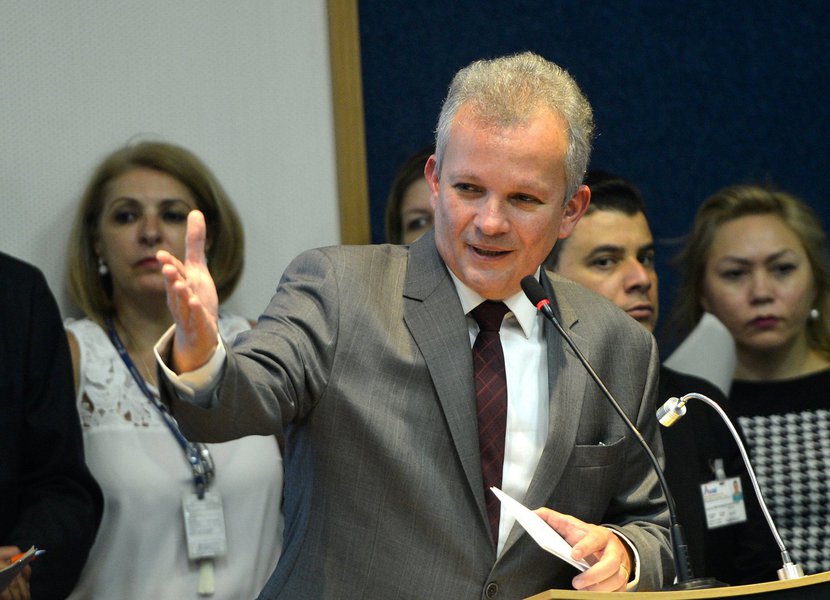 Para o deputado federal André Figueiredo, que comanda o PDT estadual, o barulho em tono de uma possível candidatura de Tasso Jereissati ao governo do Ceará pode não passar de fogo de palha. “O gesto da oposição de lançar a candidatura do Tasso é legítimo. Mas eu não acredito que ele tenha a pretensão de, mais uma vez, sair candidato ao Governo do Estado. Por mais que também seja possível de não acontecer, tem animado a militância”, afirmou ao jornal O Povo, de Fortaleza