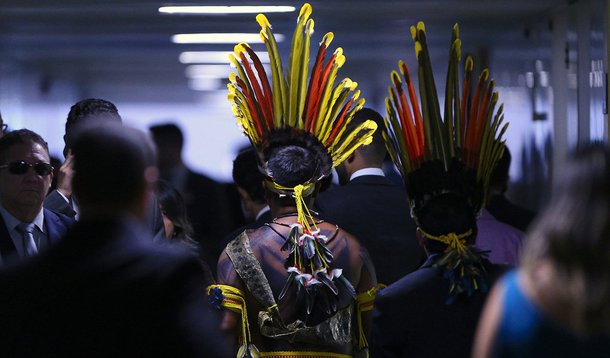 Quatro indígenas foram liberados no início da noite desta quarta-feira, após terem sido detidos pelo Departamento de Polícia Legislativa (Depol), durante confronto pela manhã, na Câmara dos Deputados; eles serão investigados pelo próprio departamento por dano ao patrimônio; informação é do Conselho Indigenista Missionário (Cimi), que acompanhou a ação e criticou a repressão aos indígenas na Câmara; problema começou quando um grupo indígena foi impedido de entrar na Casa