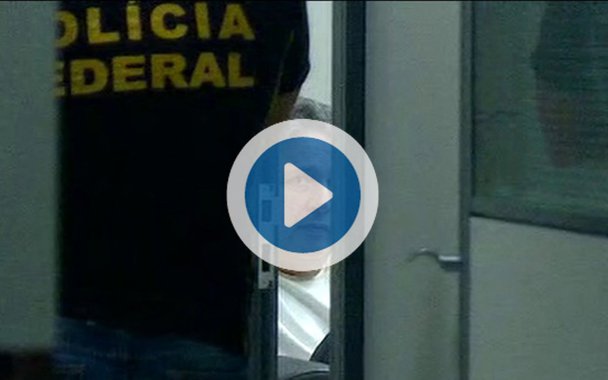 Uma jornalista da Rede Globo foi expulsa pelo povo em frente à casa do ex-governador do Rio de Janeiro Anthony Garotinho, detido nesta quarta-feira (13); por diversas vezes, moradores gritaram "o povo não é bobo. Fora Rede Globo"; um morador xinga Roberto Marinho de "safado", "ladrão", "tudo envolvido com a Lava Jato"; no vídeo, uma mulher afirma: "publiquem a matéria correta, de que Garotinho está sendo o maior injustiçado"; outra pessoa complementa: "a Globo tem medo de Garotinho, porque ele sabe de todas as falcatruas que ocorrem. De Olimpíadas, por trás de Copa do mundo. Globo é ladrona, Globo é ladrona"