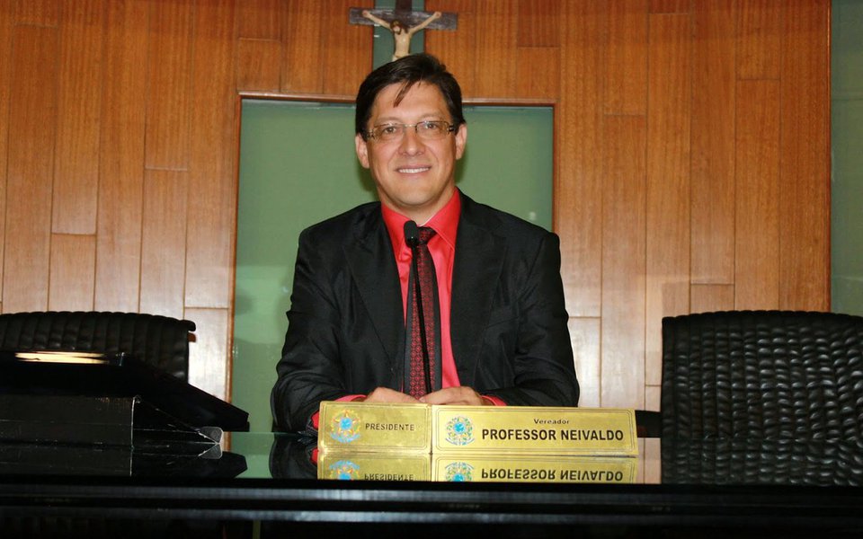 O secretário estadual de Desenvolvimento Agrário, Professor Neivaldo (PT), disse acreditar "piamente" na reeleição do governador de Minas Gerais, Fernando Pimentel; de acordo com o dirigente, "muitos partidos querem caminhar com o governador". "Caminhamos muito bem com o PMDB no estado", acrescentou ele, apesar de o PMDB estar rompido com o PT em nível nacional; "(Pimentel) Consegue governar Minas, com toda a crise instalada no âmbito nacional, estamos caminhando bem"