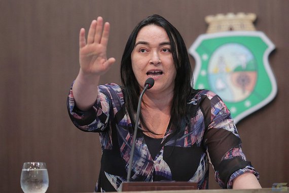 Atendendo a solicitação da deputada Dra. Silvana (PMDB), o projeto de lei Escola Sem Partido, que pretende estabelecer os limites da atuação dos professores em sala de aula, será tema de audiência pública nesta segunda (2), na Assembleia Legislativa. "A doutrinação política e ideológica em sala de aula ofende a liberdade de consciência do estudante, afronta o princípio da neutralidade política e ideológica do Estado e ameaça o próprio regime democrático, na medida em que instrumentaliza o sistema de ensino com o objetivo de desequilibrar o jogo político em favor de um dos competidores", argumentou a parlamentar