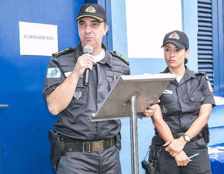O comandante do 3º Batalhão da Polícia Militar, no bairro do Méier, zona norte do Rio, foi atacado a tiros por criminosos quando passava pela Rua Hermengarda, que dá acesso ao bairro do Lins de Vasconcelos; a área do batalhão do Méier é cercada por 44 favelas; o carro do coronel Teixeira, descaracterizado, foi atingido por dezenas de tiros, quando ele viajava no banco do carona ao lado do motorista da unidade militar