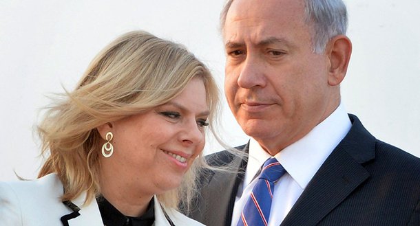 O primeiro-ministro de Israel, Benjamin Netanyahu, criticou as alegações de uma ex-funcionária de que ela foi tratada como uma "escrava" quando empregada em sua residência, rotulando o processo da mulher contra ele como tentativa de extorsão de dinheiro; a esposa do primeiro-ministro, Sara Netanyahu, é objeto de uma ação civil iniciada por uma ex-empregada de 24 anos, que trabalhou na residência oficial de Beit Aghion entre agosto e setembro; durante o mês de emprego, a mulher alega que ela foi submetida a abusos e tratamento humilhante; Sara Netanyahu é acusada de impor um código de limpeza exigente, o que significava que a funcionária estava proibida de comer na residência e tinha que lavar as mãos "cerca de 100 vezes por dia"