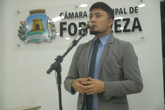 De autoria do vereador Michel Lins (PPS), o projeto de indicação, que prevê a regulamentação de aplicativos de hospedagem como o Airbnb, foi aprovado por unanimidade nesta quinta (31) na Câmara Municipal de Fortaleza. Texto, no entanto, não tem validade legal, sendo necessário para isso a criação de um projeto de lei e sua devida tramitação, além da aprovação do prefeito. Na opinião do parlamentar, a medida “vai trazer segurança para todos os envolvidos”. O Airbnb considera o texto "inconstitucional" e um "potencial retrocesso"