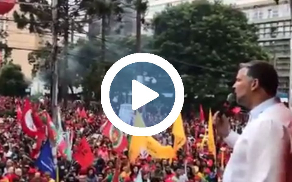 Deputado Paulo Pimenta (PT-RS) criticou ontem em discurso em Curitiba, no ato de apoio a Lula, a decisão que proibiu a transmissão ao vivo do depoimento do ex-presidente ao juiz Sergio Moro; "Eles, que junto com a Rede Globo, transmitiram o impeachment da Dilma, estão com medo de ouvir o Lula, de ouvir o povo?", questionou; assista