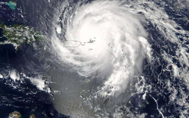 A ocorrência este mês de dois furacões em um prazo de uma semana - o Harvey, no  Texas, e o Irma, em países do Caribe e da Flórida - reacendeu o debate sobre as mudanças climáticas e trouxe novas críticas ao posicionamento da gestão Trump. A maior parte da comunidade científica americana relaciona a incidência de furacões mais destrutivos ao aumento da temperatura global