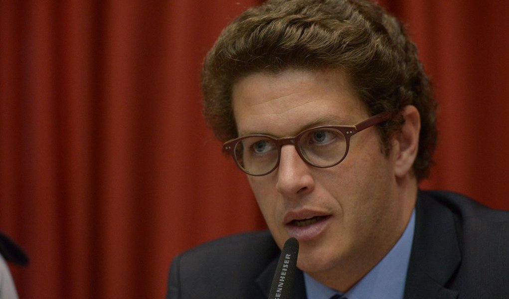 Ricardo Salles, que já foi secretário particular do governador Geraldo Alckmin (PSDB) e é fundador do grupo "Endireita Brasil", acumula inquéritos por improbidade administrativa, ostenta luxo nas redes sociais e já quase foi preso por não pagar pensão alimentícia; um de seus últimos feitos como secretário foi mandar retirar um busto do ex-guerrilheiro Lamarca de um parque federal; reportagem da Revista Fórum
