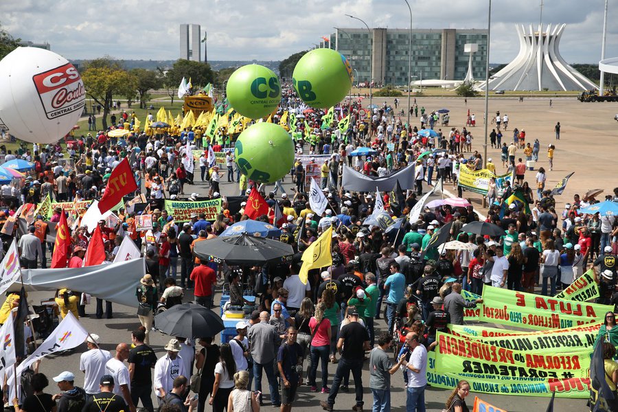 Ao lado de movimentos sociais, entidades de trabalhadores prometem não sair da capital durante tramitação dos projetos; reportagem da Rede Brasil Atual