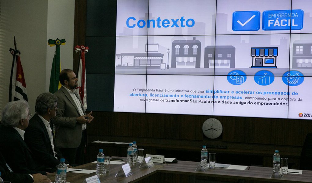 A partir do dia 5 de maio, o tempo de abertura de empresas na capital paulista será reduzido de 101 para sete dias; a data de início do funcionamento do programa Empreenda Fácil foi confirmada pelo prefeito da capital paulista, João Dória, em reunião que contou com a participação do presidente do Sebrae, Guilherme Afif Domingos, além de representantes das esferas municipal, estadual e federal e de lideranças empresariais