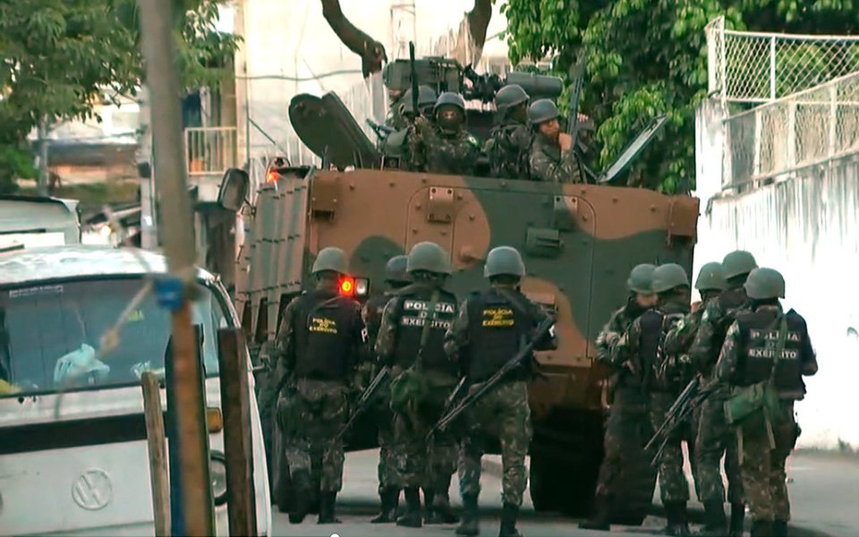 
Policiais e agentes das Forças Armadas realizam uma operação para cumprir 31 mandados de prisão contra traficantes do Morro dos Macacos, na Zona Norte do Rio; o objetivo desarticular o tráfico de drogas na comunidade; o principal alvo é Leandro Nunes Botelho, o Scooby, considerado o chefe do tráfico de drogas na região; ele tem ligação nas disputas entre traficantes na comunidade da Rocinha, na Zona Sul do Rio
