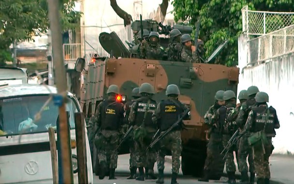 
Policiais e agentes das Forças Armadas realizam uma operação para cumprir 31 mandados de prisão contra traficantes do Morro dos Macacos, na Zona Norte do Rio; o objetivo desarticular o tráfico de drogas na comunidade; o principal alvo é Leandro Nunes Botelho, o Scooby, considerado o chefe do tráfico de drogas na região; ele tem ligação nas disputas entre traficantes na comunidade da Rocinha, na Zona Sul do Rio
