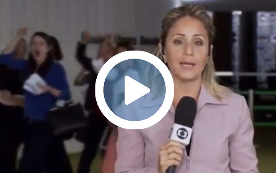 Durante uma entrada ao vivo da jornalista Gioconda Brasil, do Congresso Nacional, no Jornal Hoje, a emissora dos Marinho foi obrigada a transmitir o protesto de um grupo de mulheres que passou atrás da repórter e começou a gritar "Fora Temer"; assista
