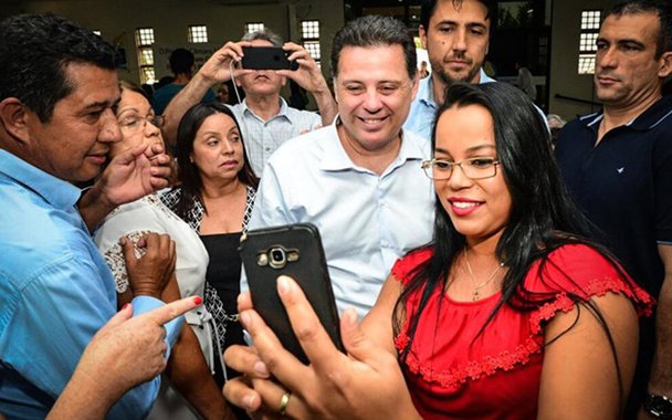 Em um dos maiores atos administrativos de anúncio e entrega de benefícios do rush do programa Goiás na Frente pelo Estado, o governador Marconi Perillo foi recebido em Hidrolândia por prefeitos de 34 municípios e mais de 2 mil pessoas da comunidade; prefeito Paulo Sérgio de Rezende (PSDB), o Paulinho, falou sobre a grande presença de prefeitos na reunião; "O senhor demonstra o quanto é municipalista, o quanto é preocupado com as causas dos municípios. Mesmo com as dificuldades que todo Brasil está atravessando, o senhor demonstra capacidade administrativa muito grande", declarou ele, que é também presidente da Associação Goiana dos Municípios (AGM). "Marconi mostra todos os dias sua preocupação com os municípios", disse.
