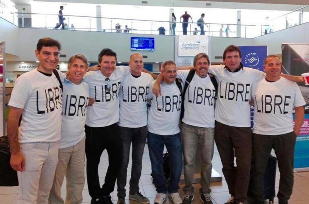 A viagem que começou como a celebração da amizade e dos 30 anos de formatura de um grupo de oito argentinos acabou em tragédia em Nova York, após o atentado desta semana; uma imagem dos homens, sorridentes no aeroporto prestes a embarcar para os EIA, começou a circular na noite de terça-feira (31) e estampou os jornais e os noticiários matutinos argentinos; dos oito que aparecem na imagem, cinco morreram na terça-feira (31)