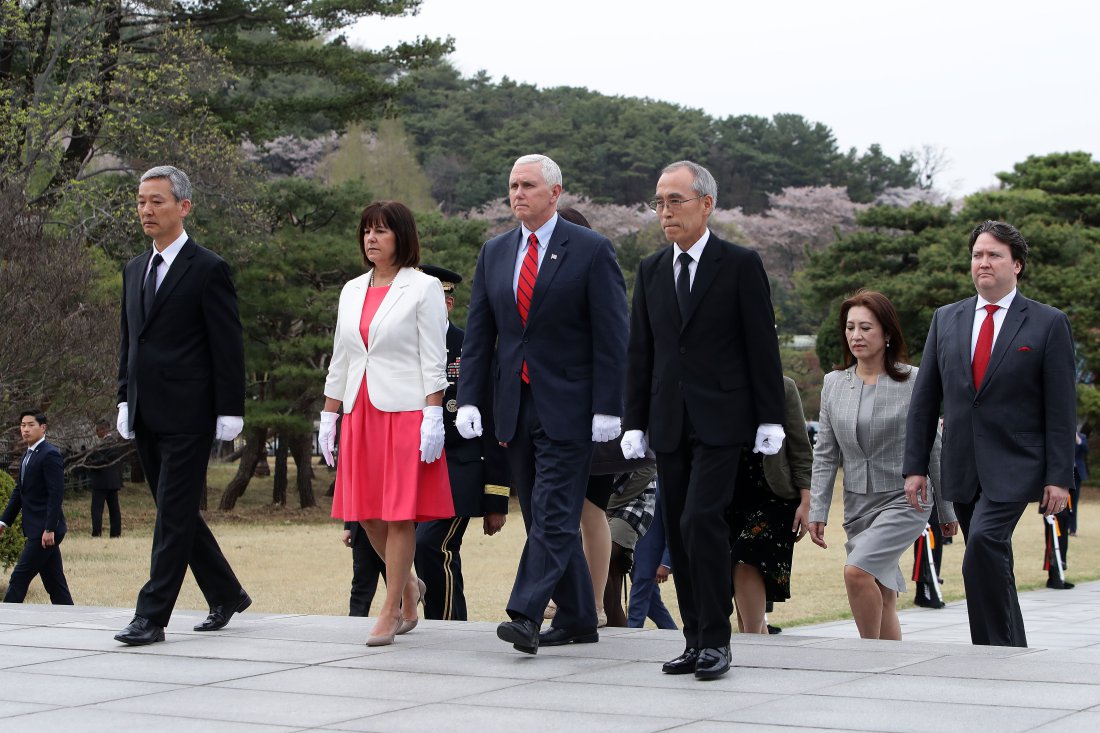 O vice-presidente dos Estados Unidos, Mike Pence, chegou neste domingo a Seul, capital da Coreia do Sul, para uma visita de três dias que terá como ponto central a tensão na península coreana; Pence aterrissou poucas horas depois de a Coreia do Norte realizar mais uma tentativa de lançamento de mísseis; o teste fracassado ocorreu na madrugada de hoje (horário local) desde a cidade de Sinpo, na costa leste do país; as autoridades ainda estão estudando qual seria o tipo e a categoria dos mísseis
