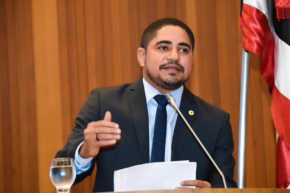 O deputado estadual Zé Inácio (PT) quer que a Secretaria de Segurança Pública do Maranhão tome providências a respeito do ataque de vândalos à sede estadual do Partido dos Trabalhadores (PT), em São Luís; o parlamentar caracterizou o ato como uma ação antidemocrática, criminosa, fascista "e temos que repudiar atos criminosos dessa natureza que vão contra a liberdade de opinião”; na madrugada do dia 2 de outubro foram feitas pichações na faixada do prédio em apoio e defesa ao deputado Jair Bolsonaro