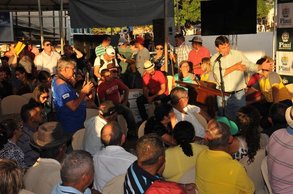 O governador Wellington Dias visitou a I Exposição Agropecuária de Joca Marques (ExpoJoca), que conta com o apoio do Governo do Estado; o chefe do executivo entregou kits de irrigação à produtores locais e autorizou obras para o município; para o governador, a ExpoJoca é uma ótima oportunidade para negócios e geração de renda; “Temos priorizado a segurança na agricultura, ofertando as condições de trabalhar com os kits, com forrageiras, a cilagem, ou seja, técnicas para aumentar a capacidade produtiva. Iremos continuar focados em ofertar as melhores condições para os trabalhadores”, destacou Wellington