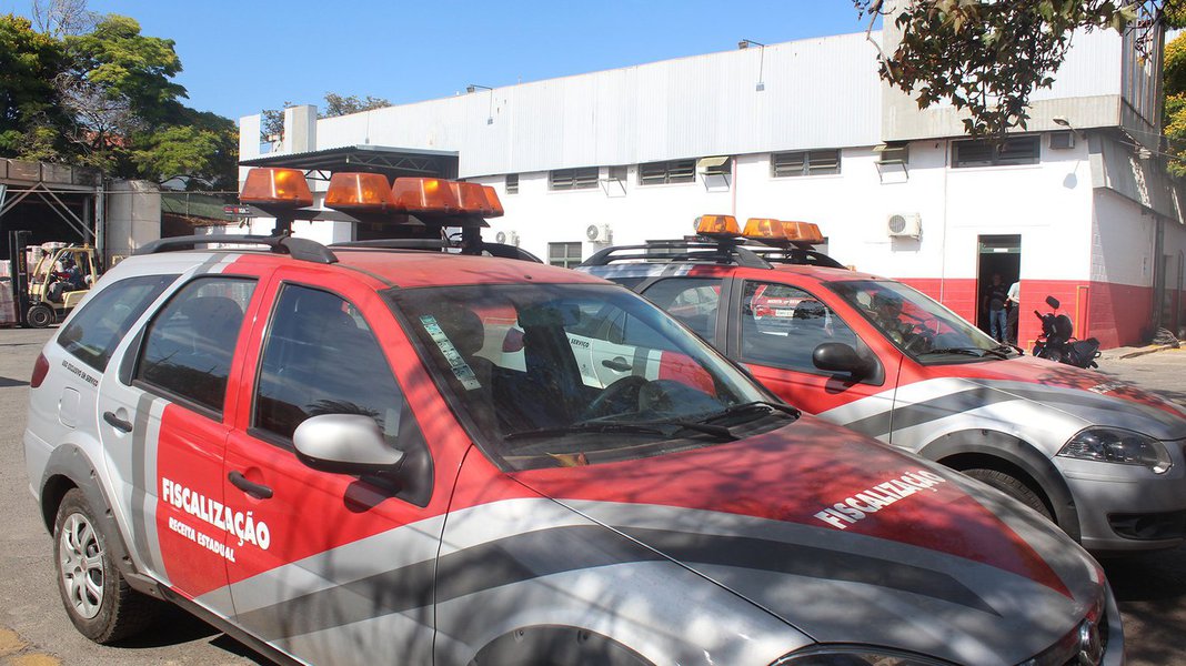 Uma força-tarefa do Comitê Interinstitucional de Recuperação de Ativos (CIRA), formada pela Secretaria de Estado de Fazenda, MPE, AGE e Polícia Civil, deflagrou a operação "Beija Lona", criada para desarticular um esquema de sonegação fiscal envolvendo empresas do setor de produção de lonas plásticas, sediadas em Ibirité e Contagem, cidades da Região Metropolitana de Belo Horizonte; levantamentos preliminares apontam que o prejuízo aos cofres públicos é superior a R$ 150 milhões em valores atualizados
