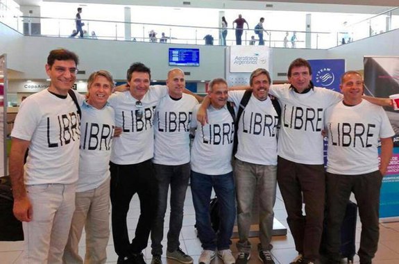 A viagem que começou como a celebração da amizade e dos 30 anos de formatura de um grupo de oito argentinos acabou em tragédia em Nova York, após o atentado desta semana; uma imagem dos homens, sorridentes no aeroporto prestes a embarcar para os EIA, começou a circular na noite de terça-feira (31) e estampou os jornais e os noticiários matutinos argentinos; dos oito que aparecem na imagem, cinco morreram na terça-feira (31)