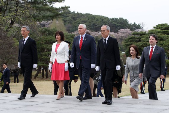 O vice-presidente dos Estados Unidos, Mike Pence, chegou neste domingo a Seul, capital da Coreia do Sul, para uma visita de três dias que terá como ponto central a tensão na península coreana; Pence aterrissou poucas horas depois de a Coreia do Norte realizar mais uma tentativa de lançamento de mísseis; o teste fracassado ocorreu na madrugada de hoje (horário local) desde a cidade de Sinpo, na costa leste do país; as autoridades ainda estão estudando qual seria o tipo e a categoria dos mísseis