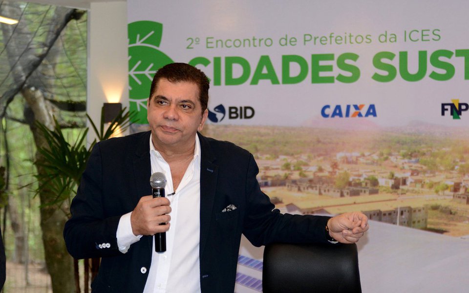 Após admitir a possibilidade de disputar o governo do Tocantins, o prefeito de Palmas, Carlos Amastha, voltou a atacar a gestão estadual. O chefe do executivo afirmou que o modelo de política e gestão do Tocantins está “esgotado”; “Me diga um projeto de estado neste momento? Não existe nenhum. Temos um Estado que está adoecendo. Estamos com as dores da terceira idade sem viver as delícias da juventude. O Tocantins está muito novo para estar com problemas de estados com 500 anos de criação”, disse.